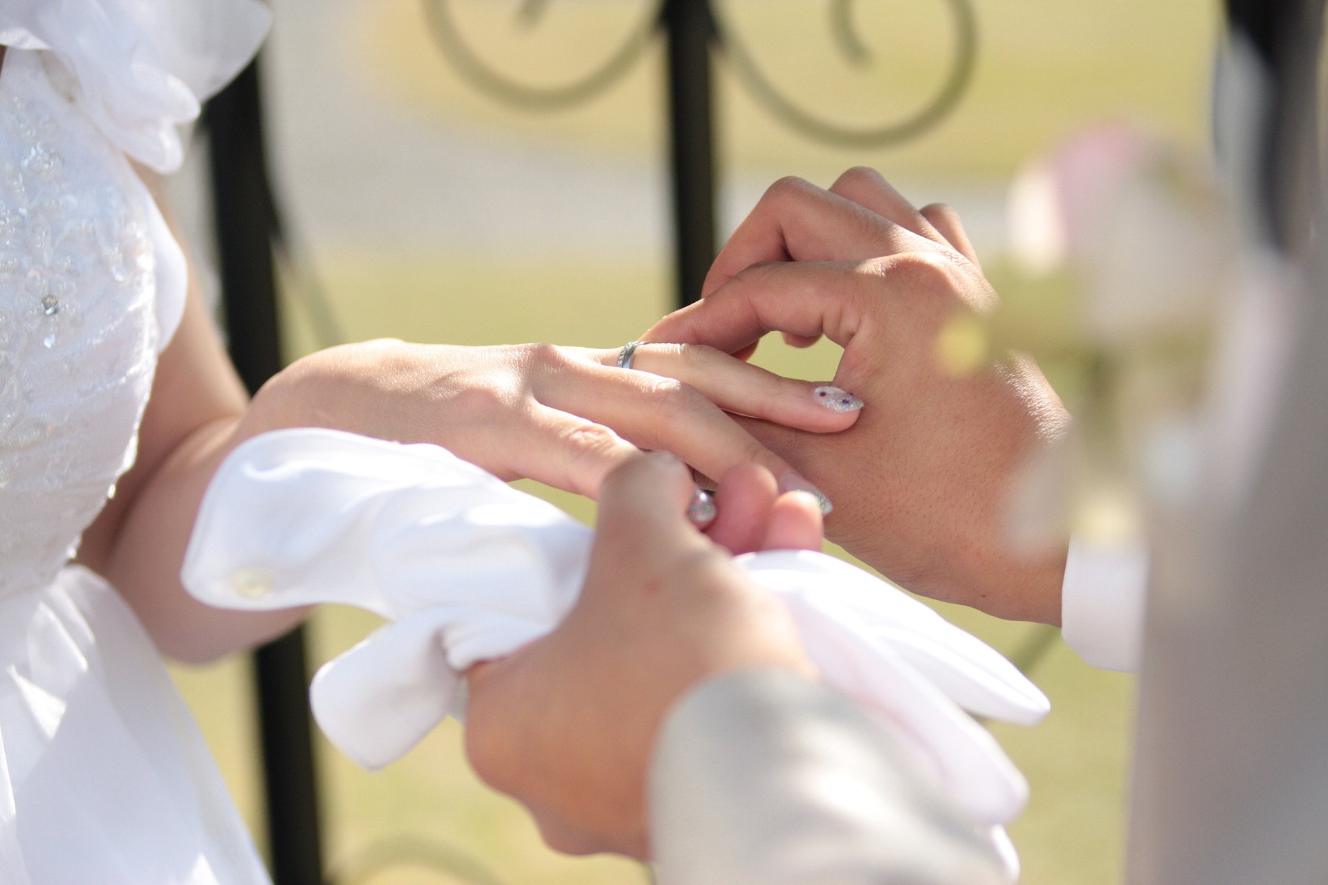 Ребёнок на свадьбе держит кольца